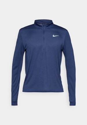 Marineblå langærmet pullover med høj krave, halv lynlås og hvid Nike-logo på venstre bryst. Glat, let stoftekstur.