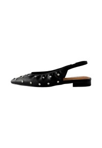 Svart läder slingback-sko med spetsig tå, dekorerad med silvernitar. Har en platt klack och en texturerad ovandel.