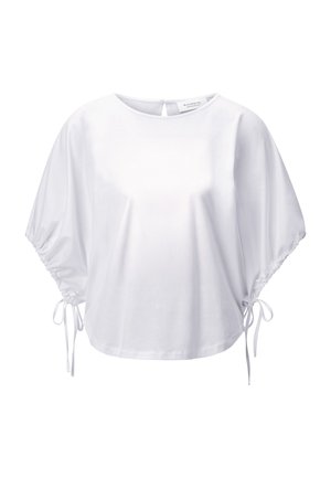 Bluză albă cu mâneci scurte, largi și strânse la coate, cu decolteu rotund și închidere cu nasturi la spate.