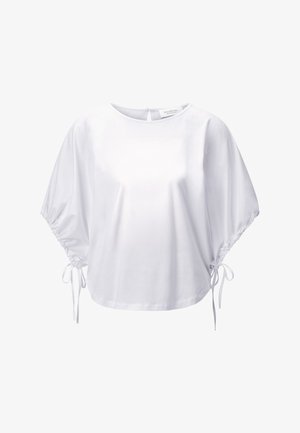 Bela bluza s kratkimi rokavi, širokimi, nabranimi rokavi, zavezanimi pri komolcih, okroglim izrezom in zapiranjem na gumb na hrbtni strani.