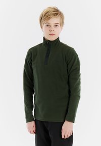 Zelený fleecový pulóver s polovičným zipsom a vysokým golierom. Má textúrovanú tkaninu a malé logo na ľavej hrudi. Dlhé rukávy.