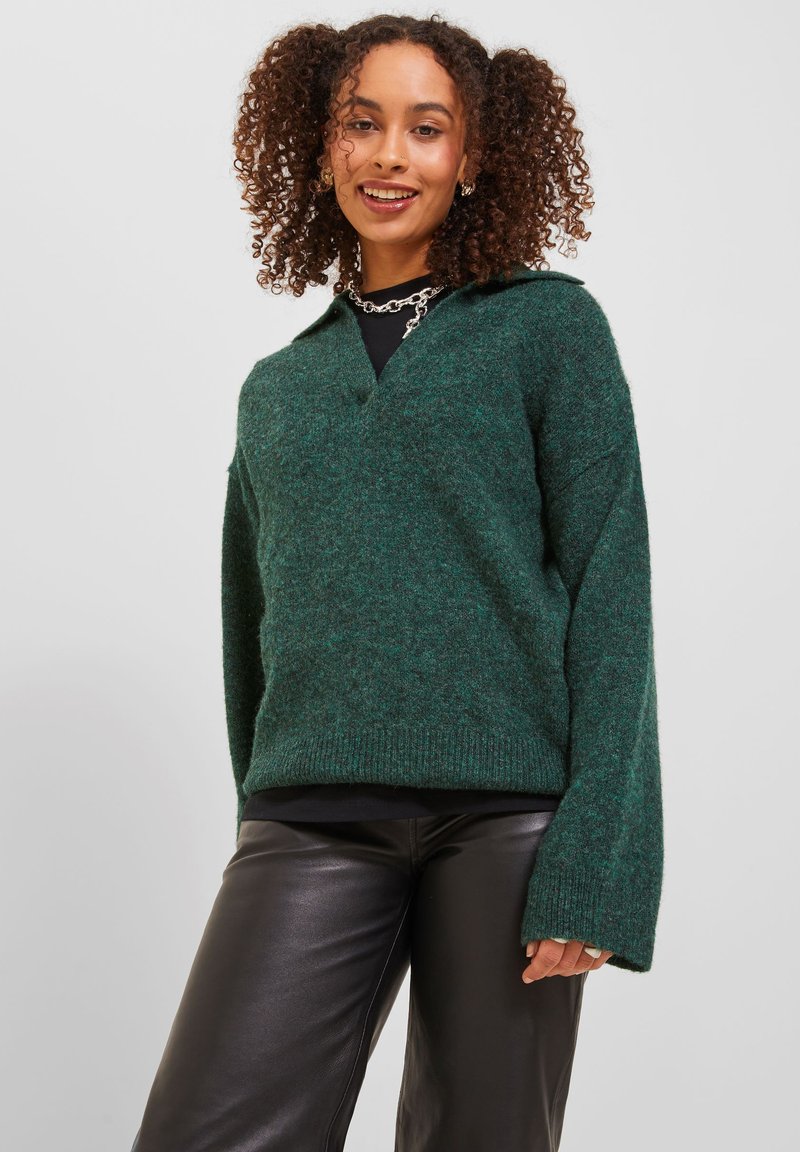 Maglione lavorato a maglia verde con scollatura a V, maniche lunghe e vestibilità ampia. Realizzato in materiale testurizzato, con orlo e polsini a costine.