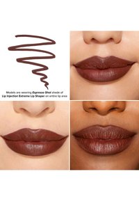 Lippeninjektion Extreme Lip Shaper in Espresso Shot, dunkle braune Farbe, präsentiert auf drei Lippen mit unterschiedlichen Texturen und Formen.