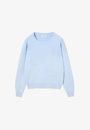 Maglione blu chiaro, scollo rotondo, polsini e orlo a coste, presenta un motivo di orsetto testurizzato e logo in rilievo discreto. Materiale a maglia morbido.