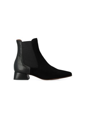 Stivaletto nero in pelle e camoscio con pannello laterale elastico, tacco basso a blocco e punta appuntita.