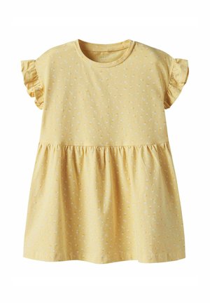 Robe en coton jaune avec des manches courtes à volants, présentant une taille froncée et un motif de petites formes blanches et jaunes.