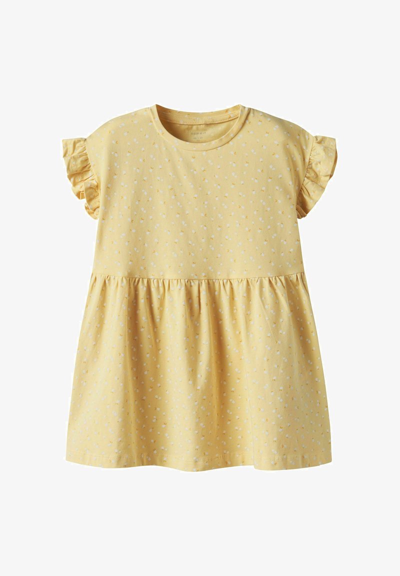 Žuta pamučna haljina s kratkim nabranim rukavima, koja ima skupljeni struk i uzorak malih bijelih i žutih oblika po cijeloj površini.