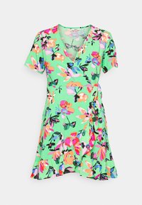 Květinové zavinovací šaty z světle zelené tkaniny. Ozdobeny živými růžovými, oranžovými a modrými květinami. Krátké rukávy a volánkový lem dodávají detail.