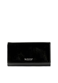 Črn usnjen denarnica iz lakirane kože z elegantno pravokotno obliko. Ima srebrni logotip, svetlečo površino in minimalističen dizajn.