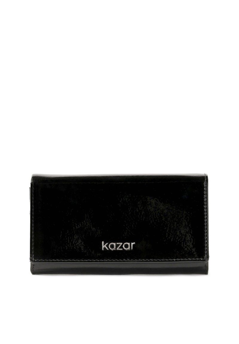Črn usnjen denarnica iz lakirane kože z elegantno pravokotno obliko. Ima srebrni logotip, svetlečo površino in minimalističen dizajn.