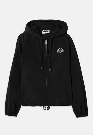Schwarze Kapuzenjacke aus leichtem Stoff. Sie verfügt über einen Frontreißverschluss, elastische Bündchen und einen Logo-Patch mit dekorativen Akzenten auf der Brust.