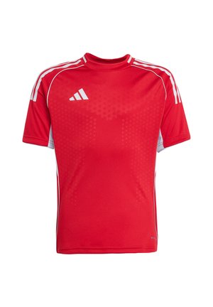 Camiseta deportiva roja de manga corta con franjas blancas en los hombros, logotipo blanco en el pecho y un sutil patrón de puntos. No hay persona ni fondo visible.