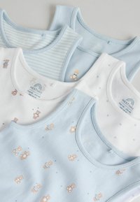 Fire tanktops i blødt bomuld: lyseblå med bamseprint, hvid med blå stjerner og et blåstribet design. Rundede halsudskæringer.