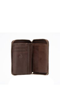 Portefeuille en cuir marron avec fermeture éclair, plusieurs emplacements pour cartes et deux poches plates, disposant de panneaux texturés et d'une impression de logo.