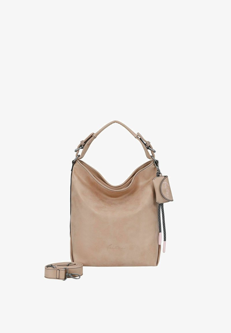 Bolso de piel beige con un diseño flexible, apertura superior curva, correa desmontable y una pequeña etiqueta con un acento de cadena.