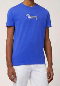 Blå bomull t-shirt med en randig taxgrafik på framsidan. Korta ärmar och en klassisk rundhalsad design.