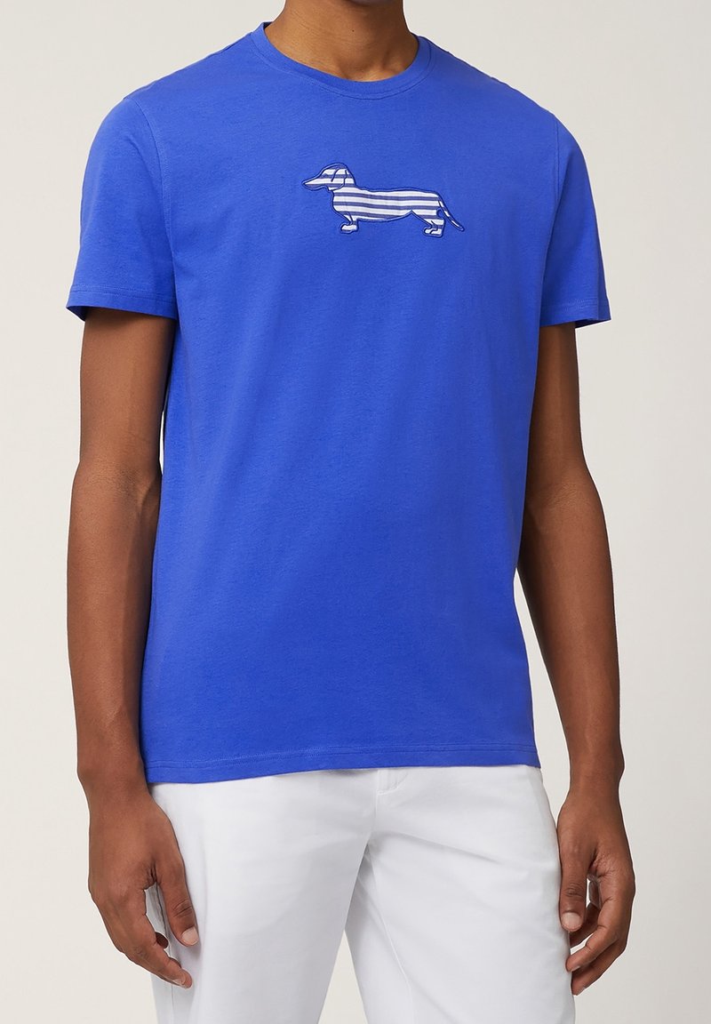 Blå bomull t-shirt med en randig taxgrafik på framsidan. Korta ärmar och en klassisk rundhalsad design.