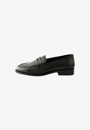 Must hallux nahk kingad, ümarate varvastega, väikese kontsaga ja ees oleva sadula rihmaga. Sile tekstuur ja peene õmbluse detail.