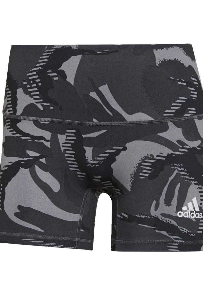 Pantalones cortos atléticos en negro y gris con un patrón de camuflaje, cinturilla elástica y detalles cosidos. Logo de Adidas en el lateral.