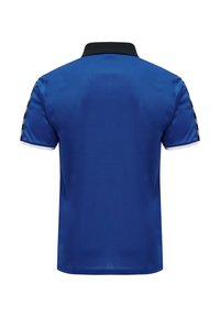 Blå polo skjorta i ett mjukt material med en svart krage. Har vit och svart randig dekoration på ärmarna.