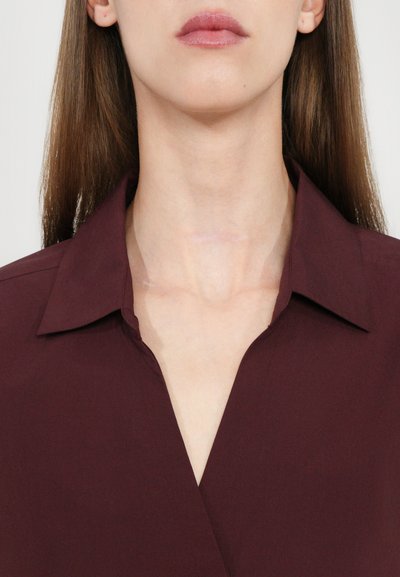 CLOSED ASYMMETRIC SHIRT - Nööpidega pluus - dark raisin red