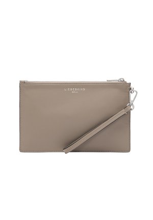 Beige Lederbeutel mit einem silbernen Reißverschluss und Logo, ausgestattet mit einem abnehmbaren Handgelenkriemen und einer glatten Textur. Kompaktes und rechteckiges Design.