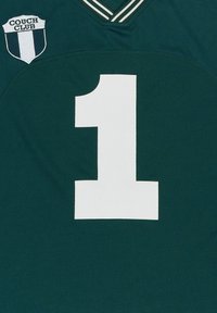 Tricou verde închis cu un număr alb "1" pe față și o broderie a unui logo cu inscripția "COUCH CLUB" în text alb.