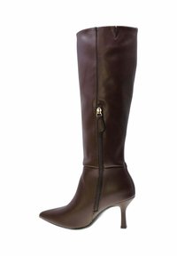 Stivale alto in pelle marrone con punta affusolata, tacco sottile e dettaglio con zip laterale. Texture liscia e design aderente per un aspetto elegante.