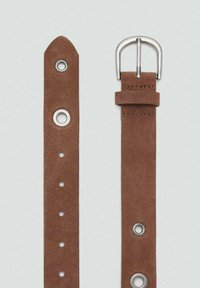 Hnědý semišový pásek s obdélníkovou stříbrnou kovovou sponou, obsahující několik děr pro nastavení a hladký povrch.