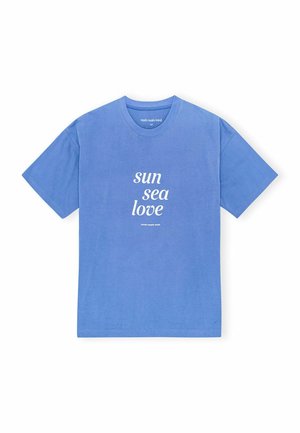 Ljusblå bomulls-T-shirt med rund halsringning och korta ärmar. Tryckt text: "sun sea love" i vitt, centrerad på framsidan.