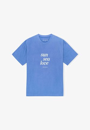 Ljusblå bomulls-T-shirt med rund halsringning och korta ärmar. Tryckt text: "sun sea love" i vitt, centrerad på framsidan.