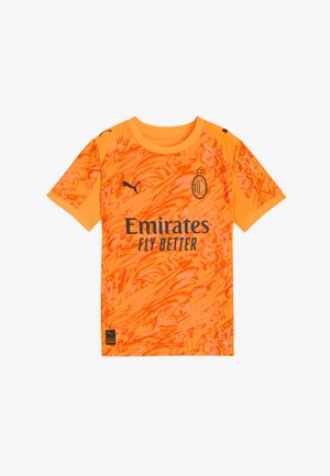 Narancssárga ifjúsági futballmez dinamikus örvény mintázattal, fekete logóval, „Emirates FLY BETTER” felirattal és kerek nyakkivágással.