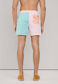 Kleurige zwembroek met verticale strepen in lichtblauw, roze en oranje. Voorzien van een achterzak met klep en een elastische tailleband.