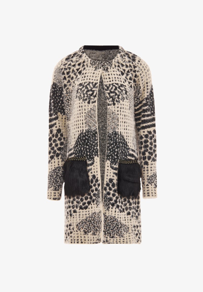 Krémszínű kötött kardigán fekete mintákkal. Két elülső zsebe van fekete műszőrme díszítéssel, és kerek nyakkivágása. Nyitott elülső kialakítás.