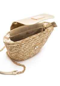 Geflochtene Strohtasche mit abgerundeter Form, beiger Klappe aus Kunstleder, goldfarbener Kettenriemen und Innentasche mit Reißverschluss.