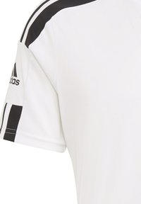 Camiseta deportiva blanca con rayas negras en los hombros y un logo negro en la manga. Tela suave, mangas cortas y cuello redondo.