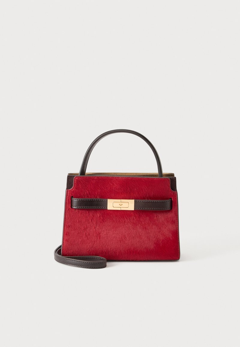 Sac à main rectangulaire rouge avec poignée et bandoulière en cuir noir, fermoir doré et surface texturée façon fourrure sur un fond clair uni.