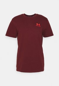 Bordová bavlněná tričko s krátkým rukávem, s malým červeným logem Under Armour na levé straně hrudi a designem s kulatým výstřihem.
