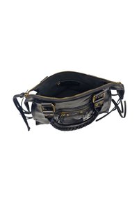 Sac à main en cuir noir avec fermeture à zip dorée, poignée tressée et poche zippée extérieure. L'intérieur comprend des compartiments de rangement supplémentaires.