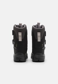 Schwarze wasserdichte Stiefel mit einer strukturierten Oberseite und grauen Akzenten, hohem Kragen und strapazierfähigen Gummisohlen. Verstellbare Riemen für eine perfekte Passform.