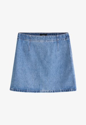 Lichtblauwe denim minirok met riemlussen en rechte zoom, plat gelegd op een witte achtergrond.
