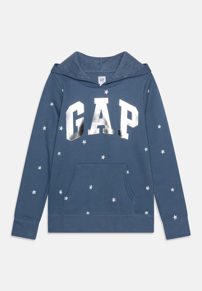 Sweat à capuche bleu avec lettrage argenté « GAP » et motifs d’étoiles blanches dispersés sur les manches et la poche avant.