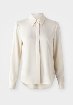 Camisa de manga larga con cuello en seda marfil, que presenta un cierre frontal de botones, un leve brillo y un dobladillo redondeado con un ajuste relajado.