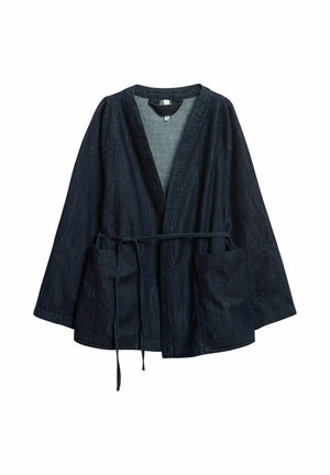Donkerblauwe denim jas in kimono-stijl met brede mouwen, twee zakken aan de voorkant en een dun ceintuur om de taille.