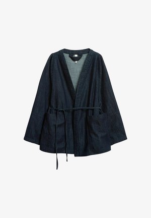 Donkerblauwe denim jas in kimono-stijl met brede mouwen, twee zakken aan de voorkant en een dun ceintuur om de taille.