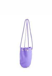 Lila Lederhandtasche mit strukturierter Oberfläche, einem Zugverschluss und zwei langen Tragegurten. Verfügt über goldene Hardware-Akzente.