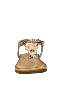 Gouden sandaal met een bloemenpatroon op de band en een ronde metalen accent. Suède voetbed met een gestructureerde, flexibele loopzool.