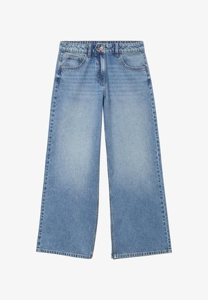 Jean large bleu clair en denim, avec une fermeture à bouton, des poches avant, et un délavage avec des détails de moustaches subtils.