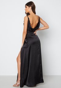 Bubbleroom DRAPY-BACK SLIT SATIN GOWN - Společenské šaty - black