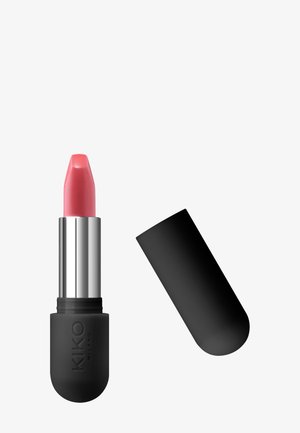 Lippenstift mit einem schlanken silbernen Applikator, untergebracht in einem mattschwarzen Gehäuse. Der Lippenstift hat eine sanfte rosa Farbe und eine glatte Textur.